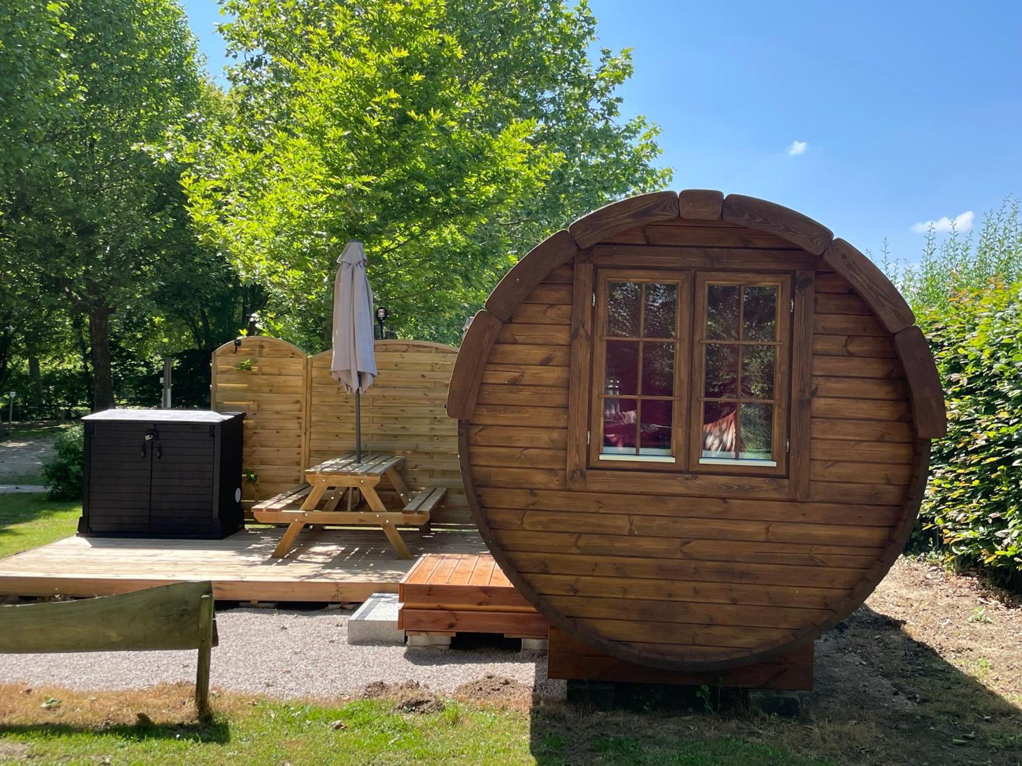 Tonneau Herbergement Insolite Au Camping Des Nieres Ebreuil Exterior foto