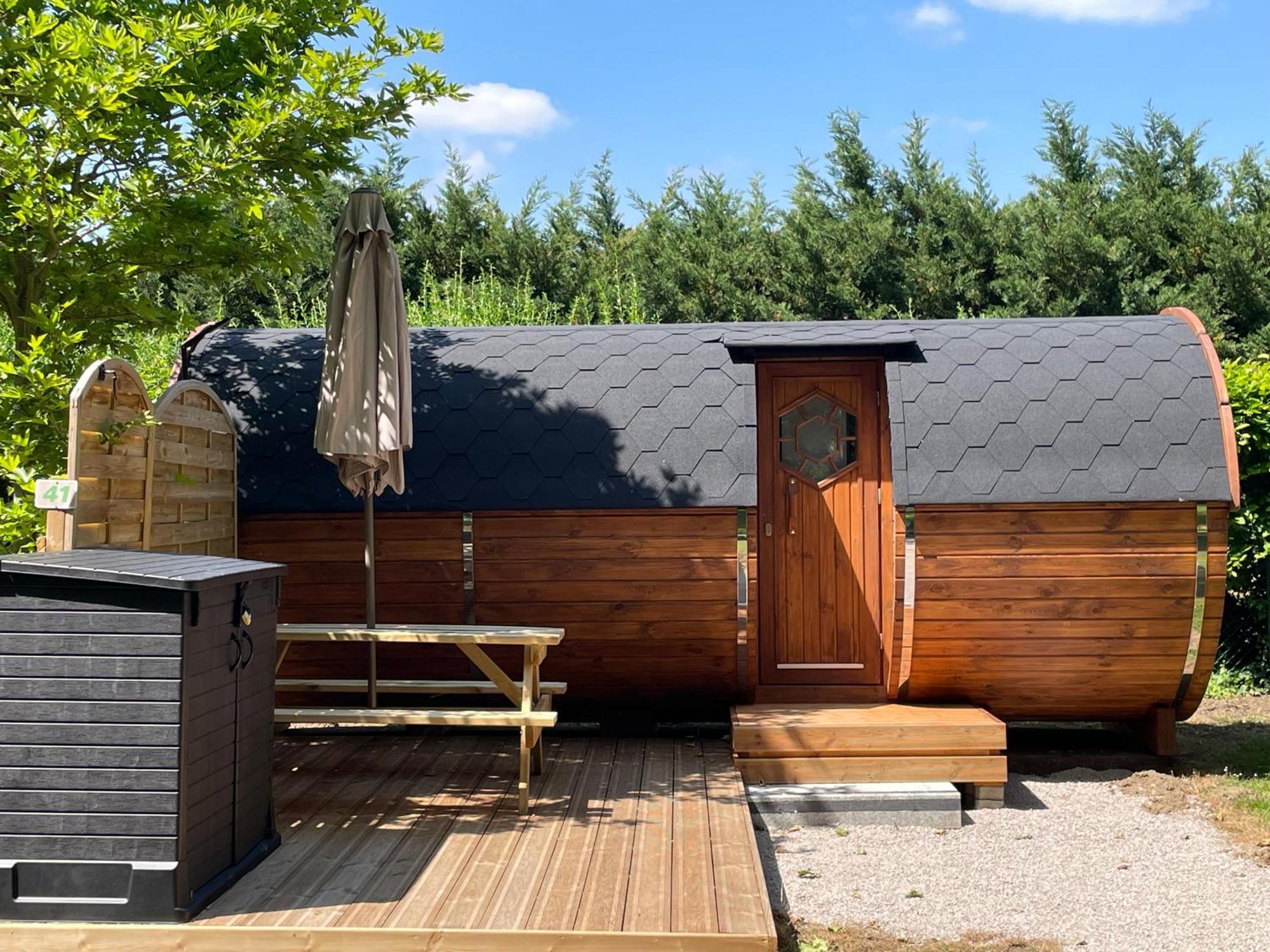 Tonneau Herbergement Insolite Au Camping Des Nieres Ebreuil Exterior foto